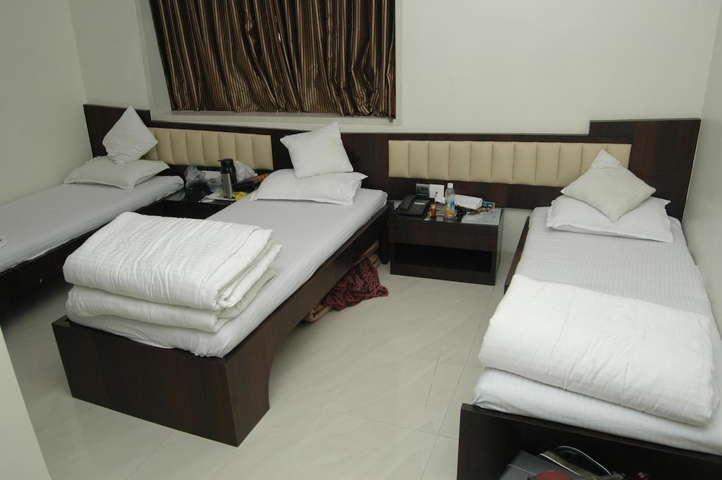 Hotel Causeway, Colaba Mumbai Room photo